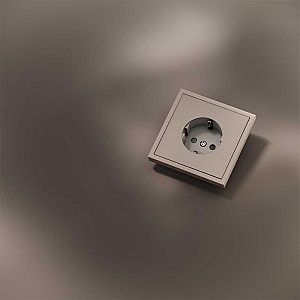 Накладка для розетки с заземлением и защитными шторками S70 Metal (платина) Voltum VLSM000710
