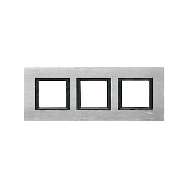Рамка 3-постовая Schneider Electric Unica Class MGU68.006.7A1