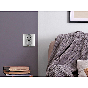 Розетка двойная с/з со шторками Legrand Inspiria 673757