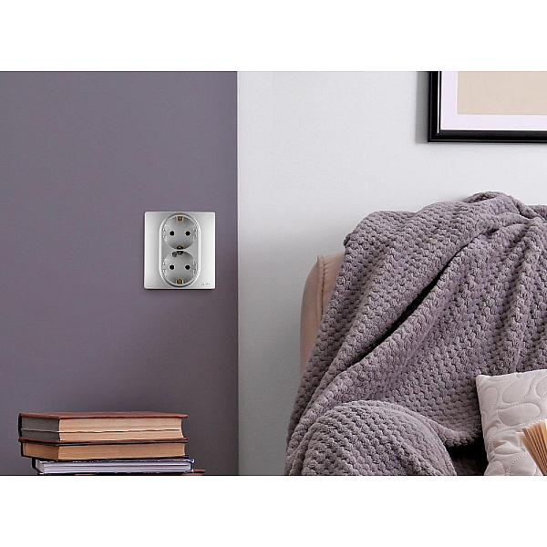 Розетка двойная с/з со шторками Legrand Inspiria 673757