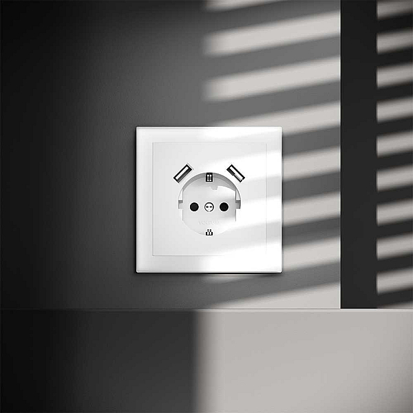 Розетка встраиваемая Voltum S70 с заземлением и защитными шторками, 16А, с USB, A+A, (белый матовый) VLS040402