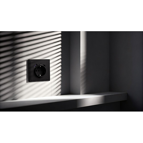 Розетка штепсельная SCHUKO 16A/250 В с USB A+C 20W, черный матовый Kollinger Eclipse EC-016BK