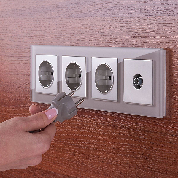 Розетка с заземлением и шторками Werkel W1171106 4690389157721 a050891
