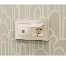 Комплект механизма компьютерной розетки RJ-45 экранированной с автоматической защитной шторкой Alfa Бежевый глянец Quant Ambrella Volt MA312005 (AP3120, VM185)