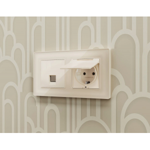 Комплект механизма компьютерной розетки RJ-45 экранированной с автоматической защитной шторкой Alfa Бежевый глянец Quant Ambrella Volt MA312005 (AP3120, VM185)