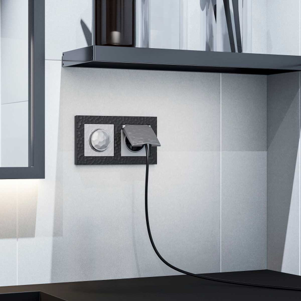 Розетка Werkel Hammer влагозащищенная с заземлением с защитой крышкой и шторками серебряный W1271206 4690389162862