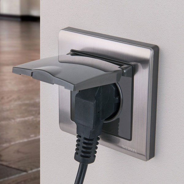 Розетка влагозащищенная с заземлением, с защитной крышкой и шторками Werkel глянцевый никель W1171202 4690389158049