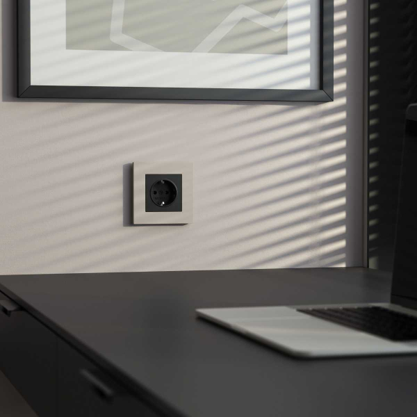 Розетка Werkel с заземлением и шторками черный матовый W1171108 4690389156885