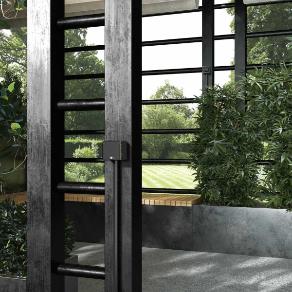 Розетка влагозащищенная с заземлением, с защитной крышкой и шторками Werkel Gallant черный/хром W5071235 4690389164637