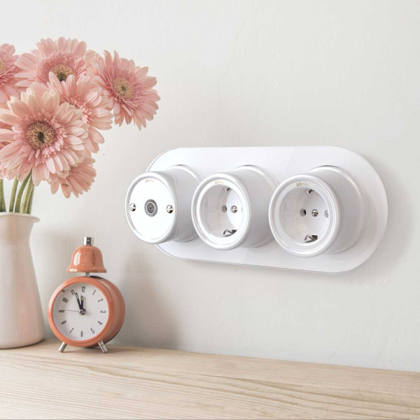 Розетка с заземлением Werkel Ретро белый W5671001 4690389166792