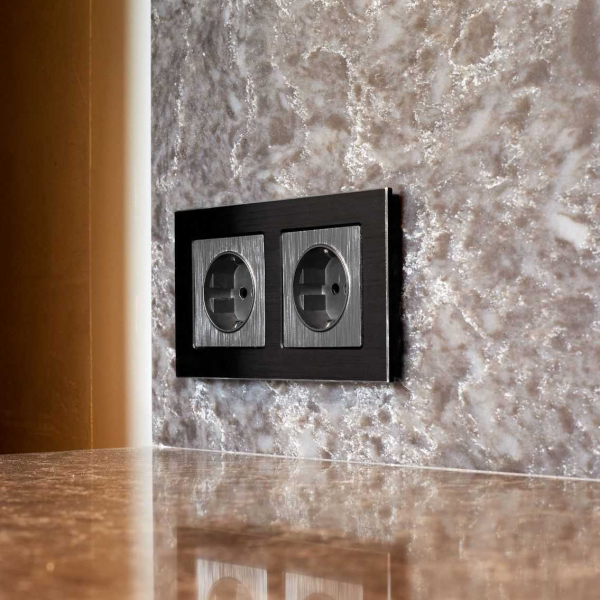 Розетка с заземлением и шторками Werkel графит рифленый W1171104 4690389158636