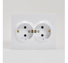 Розетка 2-ая с зазем. Lezard Karina белая 707-0200-127B