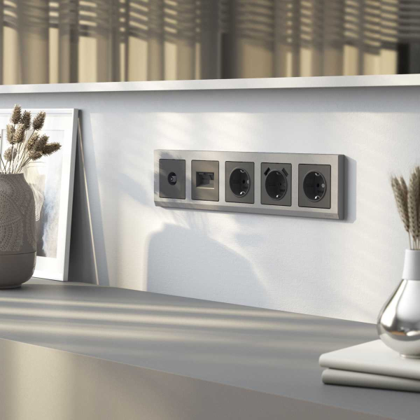 Розетка с заземлением и шторками Werkel графит W1171164 4690389194412