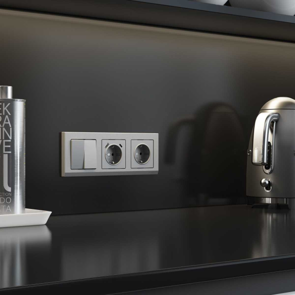 Розетка Werkel с заземлением и шторками серебряный матовый W1171165 4690389195587