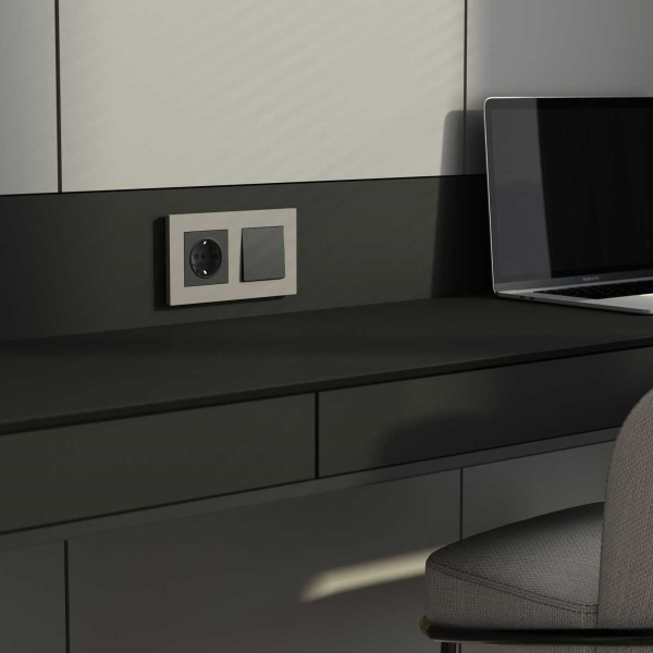 Розетка Werkel с заземлением и шторками черный матовый W1171108 4690389156885